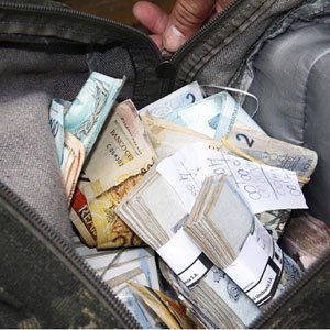 04mai12-mochila-dinheiro.2