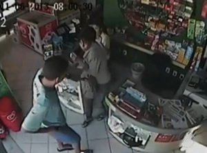 14jun13-mulher-assalto.2