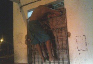 17mai12-preso-cabeca.2