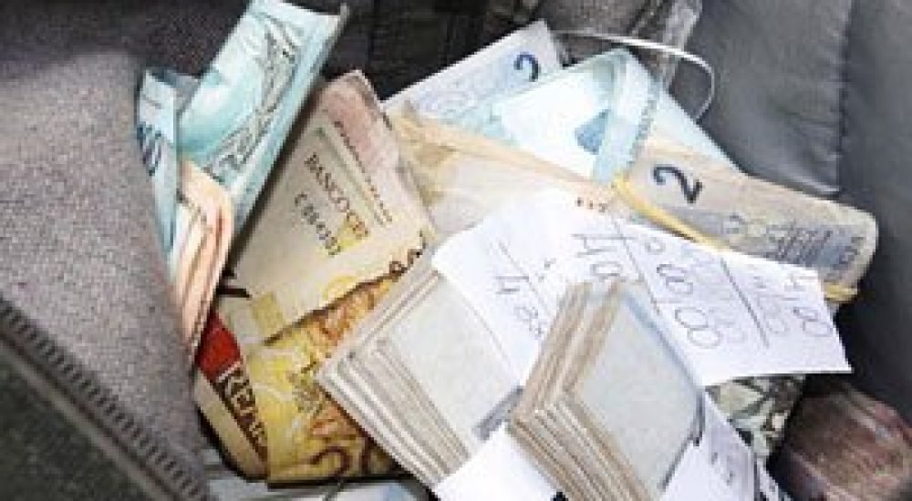 04mai12-mochila-dinheiro.2