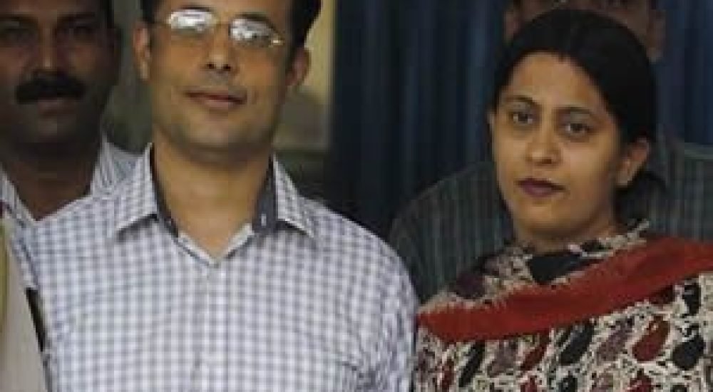 10abr12-casal-empregada-2