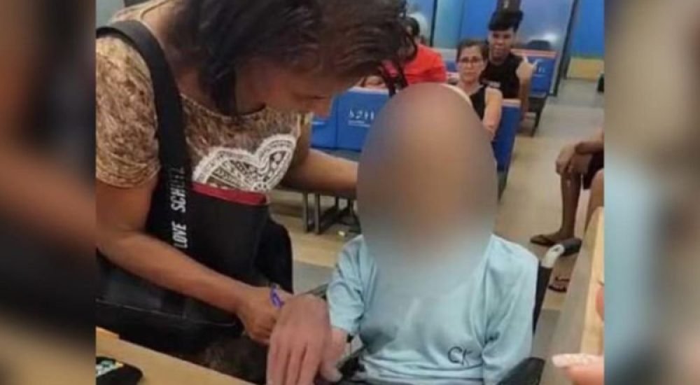 16abr24-RJ-mulher-presa-cadaver-banco